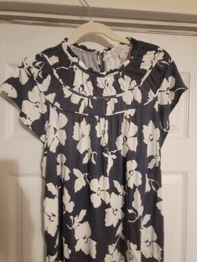 LOFT Grsu and White Floral Short Sleeve Blouse
